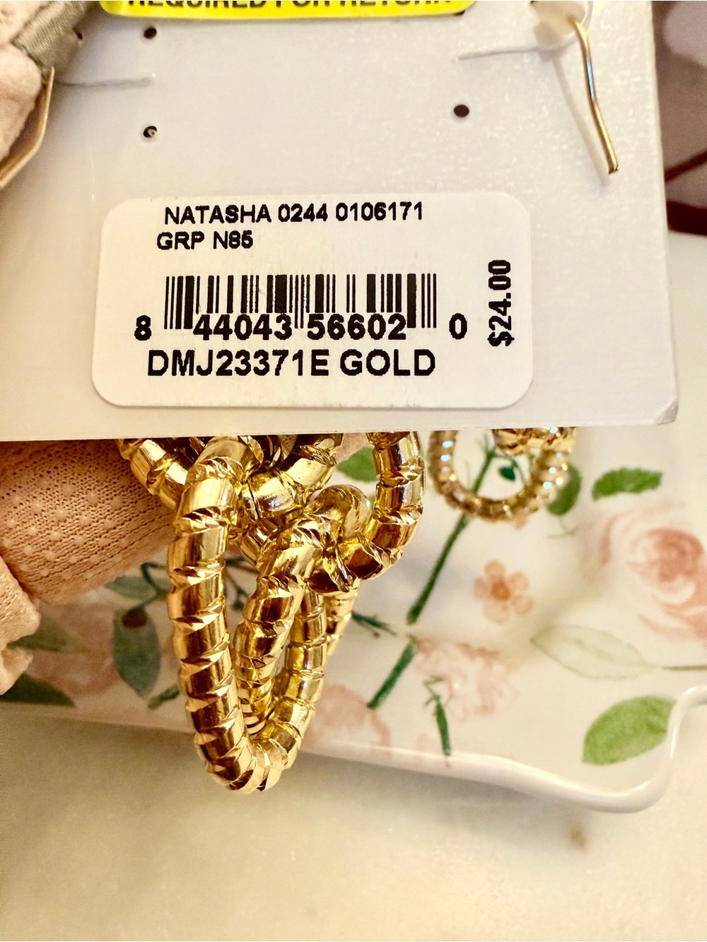 Natasha Shiny Gold Interlocking 3” Loop Drop Earrings NWT Retails $24 - Picture 8 of 9